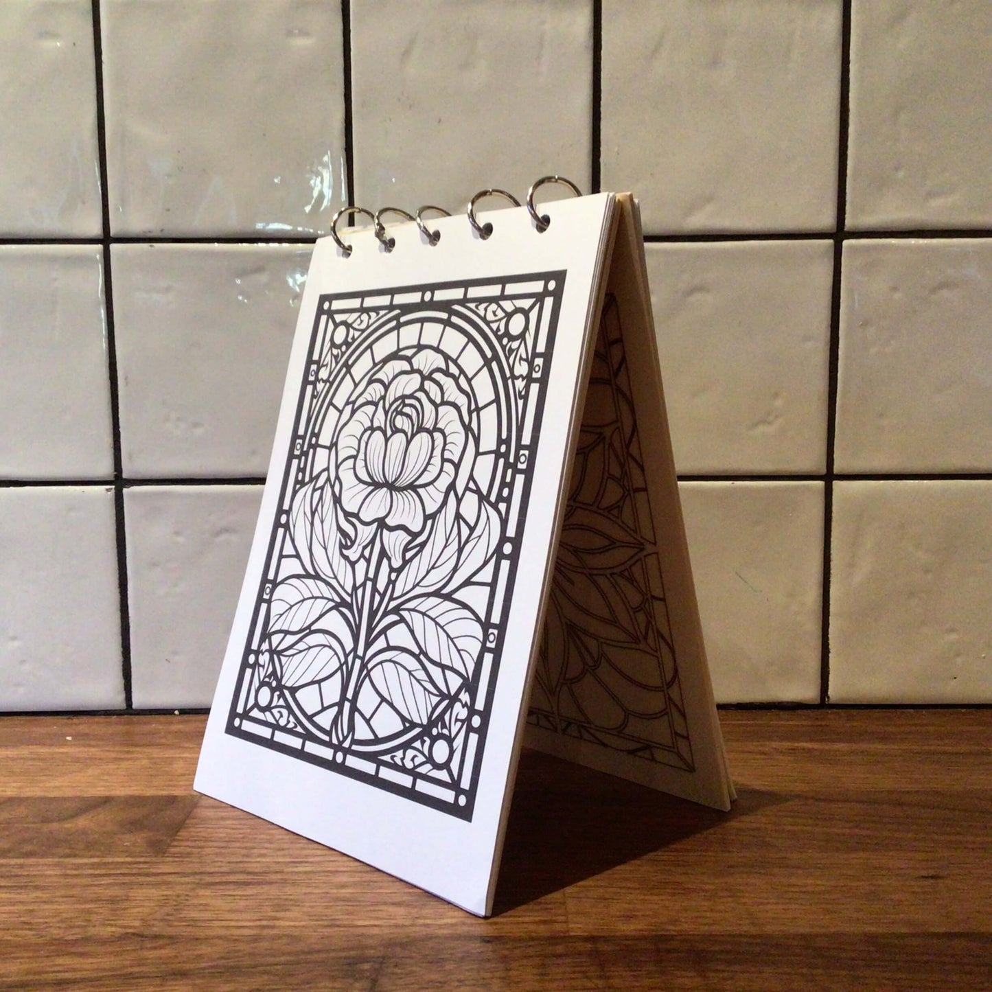 Kleurboek met houten kaft-glas in lood bloemen