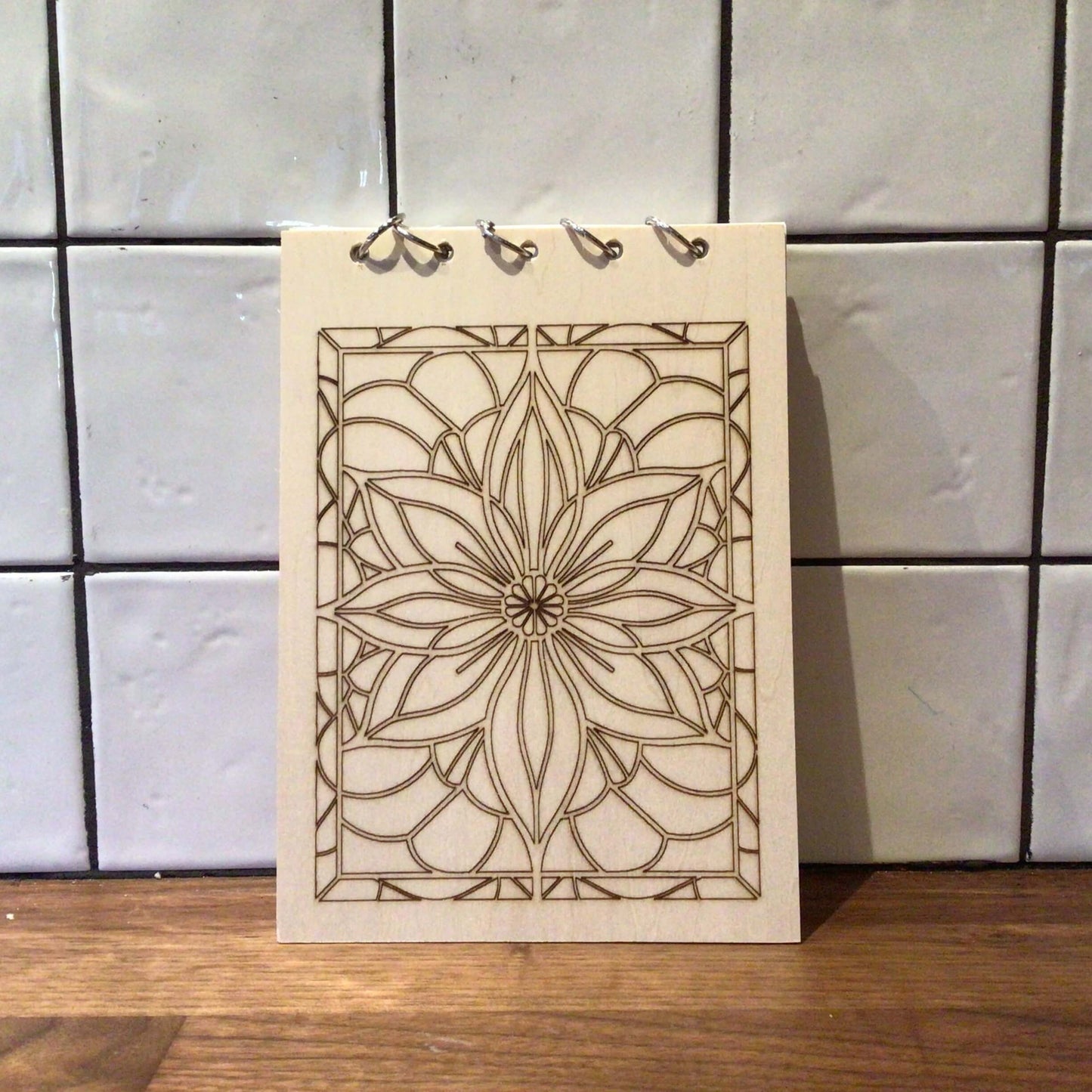 Kleurboek met houten kaft-glas in lood bloemen