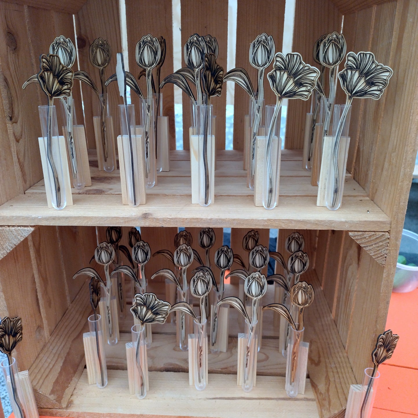 Houten bloem in testbuis
